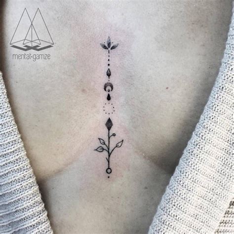 tatuaje entre los senos|Tatuajes entre senos